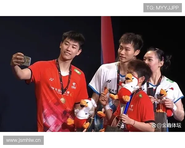 冯彦哲训练间隙突然翻车，眼神比比赛还慌张咋回事？