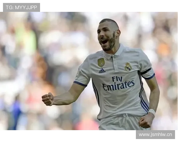 阿尔瓦雷斯vs本泽马 全能前锋技术特点与战术适配差异分析