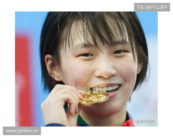 陈芋汐家的冰箱里塞满了冠军奖杯，饮料都没地儿放