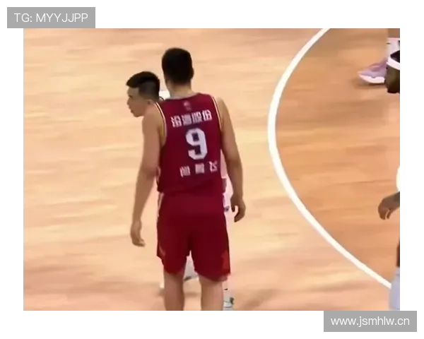 郭艾伦场边点外卖比三分还准，这操作我真服了！